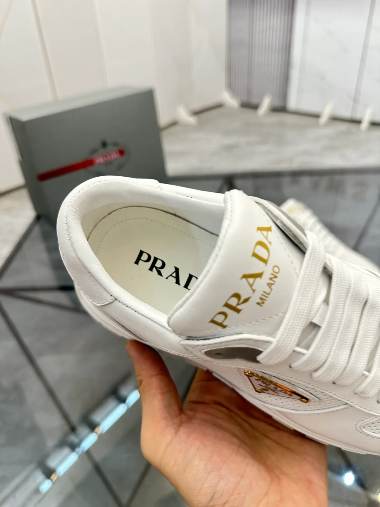 Men's shoes: 💰P580¥ High-end top quality Product trademark: Prada *"Prada*" low-top casual shoes Regular size: 38-45 (can be customized to 46) Product materials: imported first-layer cowhide for the upper, cowhide lining, cowhide feet, original outsole. Number: 832